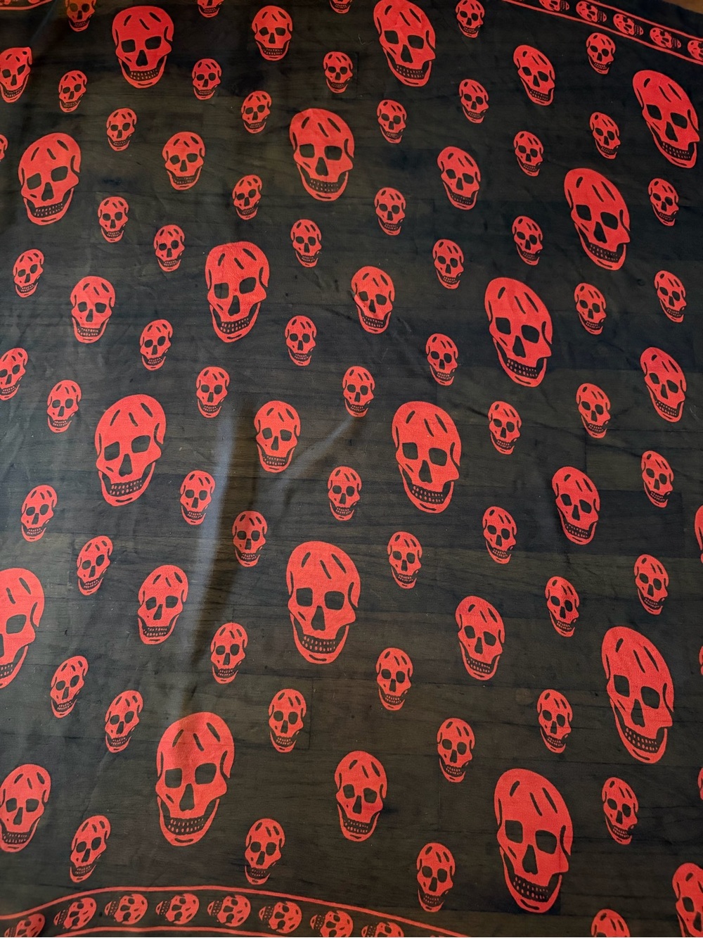Alexander McQueen Silk Skull wrap shawl Scarf. - Picture 16 of 16
